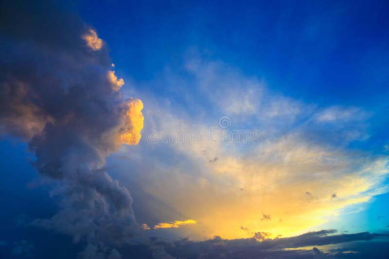 Cielo dramático de la puesta del sol con cl amarillo, azul y anaranjado de la tempestad de truenos imágenes de archivo libres de regalías Cielo dramático de la puesta del sol con cl amarillo, azul y anaranjado de la tempestad de truenos imágenes de archivo libres de regalías