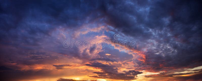 Cielo dramático de la tarde fotografía de archivo