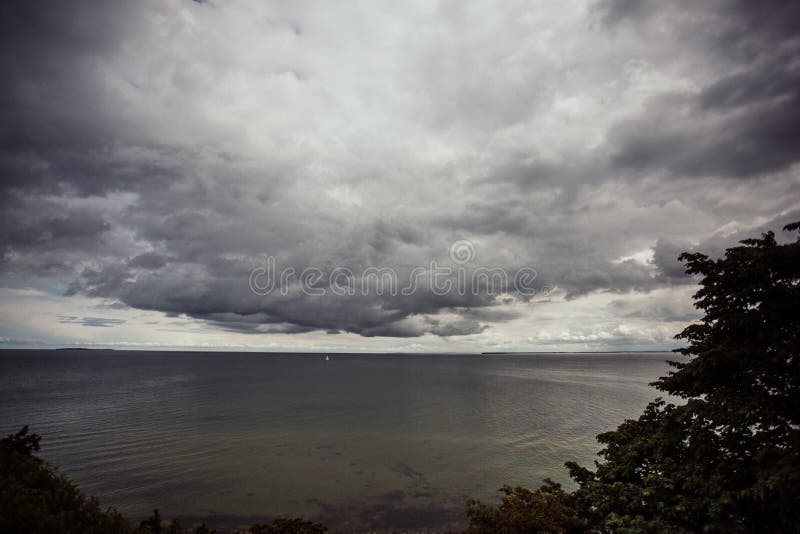 Cielo dramático en la costa imágenes de archivo libres de regalías Cielo dramático en la costa imágenes de archivo libres de regalías