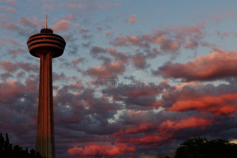 Cielo dramático en Niagara Falls con el perfil del horizonte imágenes de archivo libres de regalías Cielo dramático en Niagara Falls con el perfil del horizonte imágenes de archivo libres de regalías