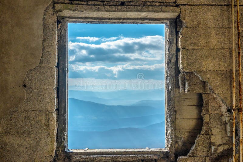 Cielo dramático escénico del Mountain View de la ventana imágenes de archivo libres de regalías Cielo dramático escénico del Mountain View de la ventana imágenes de archivo libres de regalías