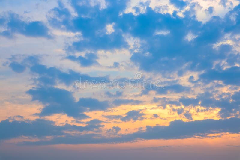 Cielo e nuvola al tempo di tramonto immagini stock Cielo e nuvola al tempo di tramonto immagini stock