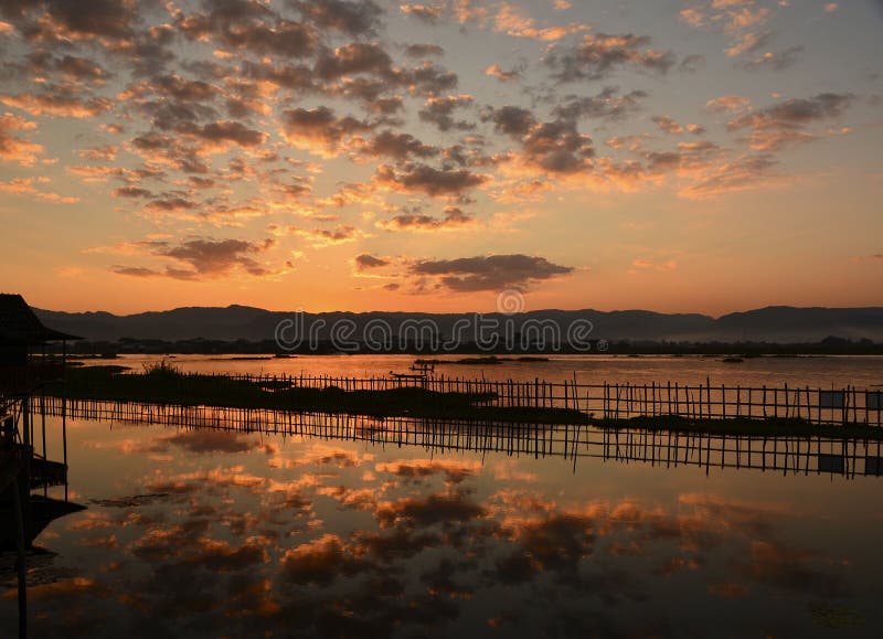 Cielo hermoso de la oscuridad sobre el lago Inle foto de archivo libre de regalías Cielo hermoso de la oscuridad sobre el lago Inle foto de archivo libre de regalías