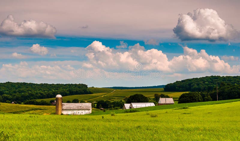 Cielo hermoso del verano sobre campos del granero y de granja en York meridional fotografía de archivo Cielo hermoso del verano sobre campos del granero y de granja en York meridional fotografía de archivo