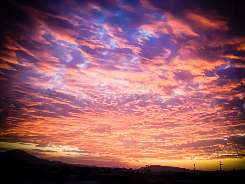 Cielo meraviglioso al tramonto immagine stock libera da diritti Cielo meraviglioso al tramonto immagine stock libera da diritti