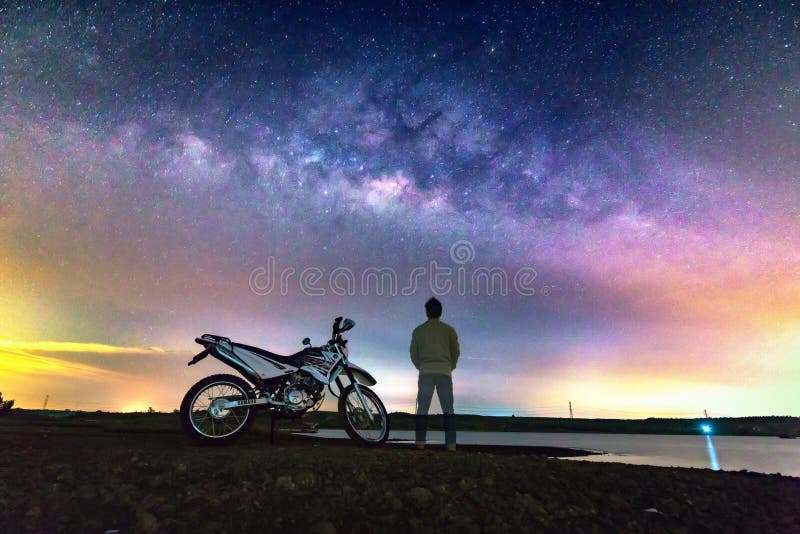 Cielo nocturno de la vía láctea y silueta de un hombre foto de archivo Cielo nocturno de la vía láctea y silueta de un hombre foto de archivo