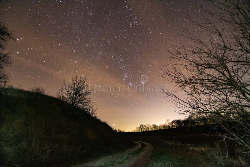 Cielo nocturno en la subida de otoño de orion sobre el horizonte. estrellas y camino imagen de archivo Cielo nocturno en la subida de otoño de orion sobre el horizonte. estrellas y camino imagen de archivo