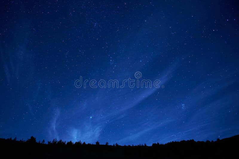Cielo nocturno oscuro azul con las estrellas. fotos de archivo libres de regalías Cielo nocturno oscuro azul con las estrellas. fotos de archivo libres de regalías