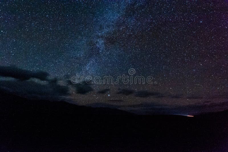 Cielo notturno sulla valle della morte immagine stock