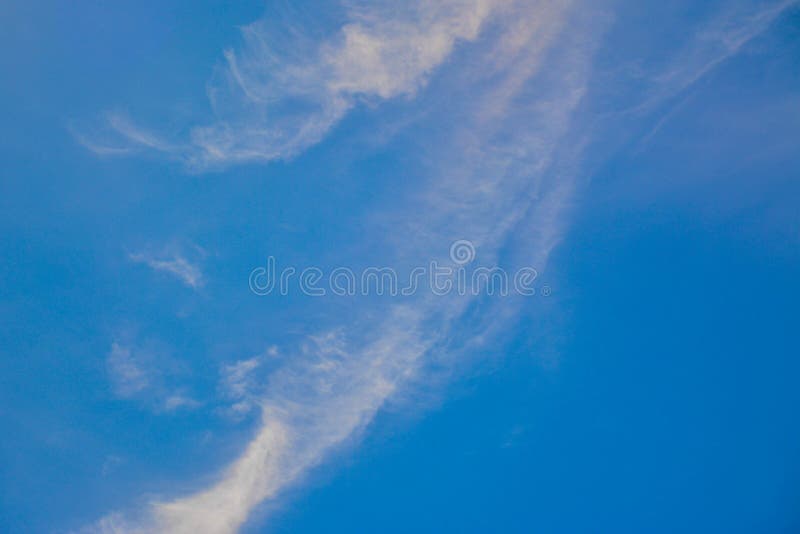 Cielo nublado azul