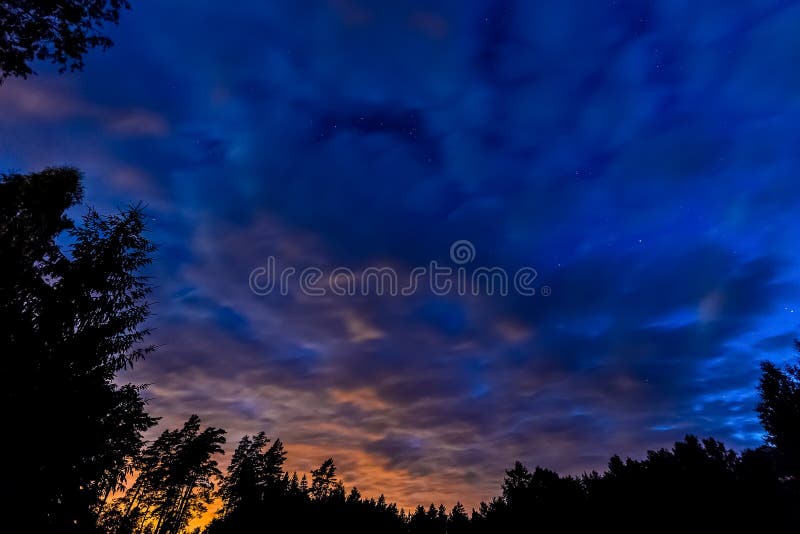 Cielo nublado en la noche foto de archivo libre de regalías Cielo nublado en la noche foto de archivo libre de regalías