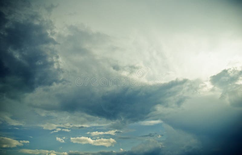 Cielo nuvoloso drammatico