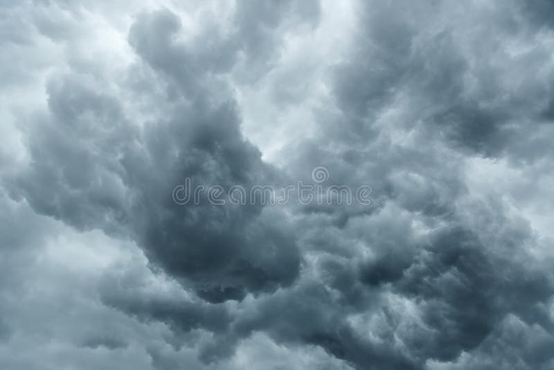 Cielo nuvoloso grigio tempestoso