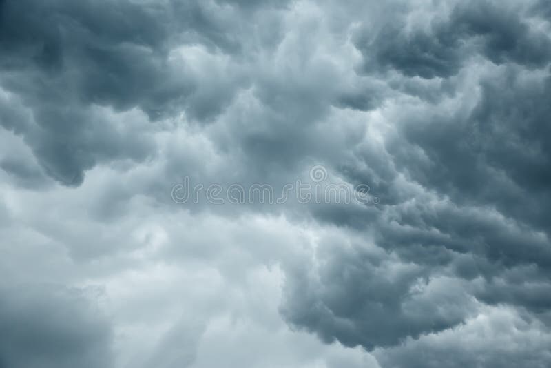 Cielo nuvoloso grigio tempestoso