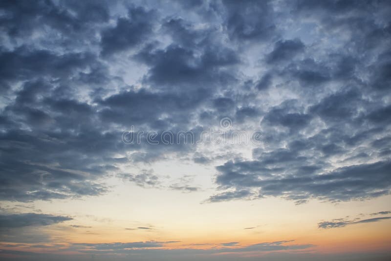 Cielo nuvoloso scuro drammatico sopra il mare, fondo naturale della foto Fondo scuro delle nuvole di tempesta fotografie stock libere da diritti Cielo nuvoloso scuro drammatico sopra il mare, fondo naturale della foto Fondo scuro delle nuvole di tempesta fotografie stock libere da diritti