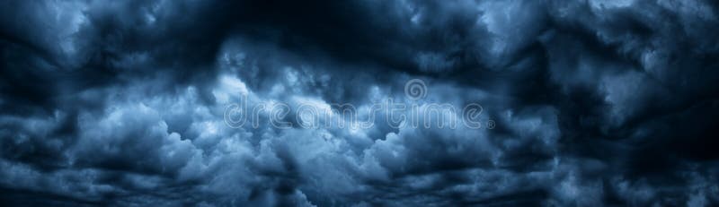 Cielo nuvoloso scuro prima del fondo panoramico di temporale Panorama di cielo della tempesta Grande contesto triste