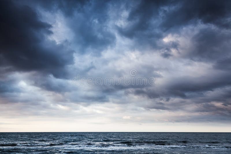Cielo nuvoloso scuro tempestoso drammatico sopra il mare