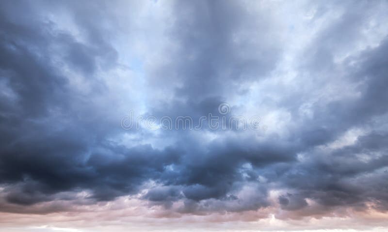 Cielo nuvoloso tempestoso blu scuro