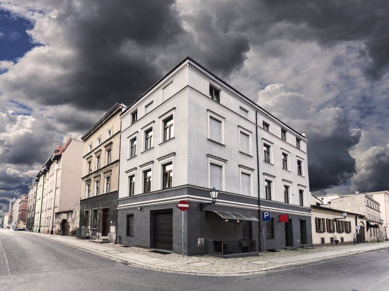 Cielo piovoso sopra l'angolo di strada in Chelmno, Polonia immagini stock libere da diritti Cielo piovoso sopra l'angolo di strada in Chelmno, Polonia immagini stock libere da diritti