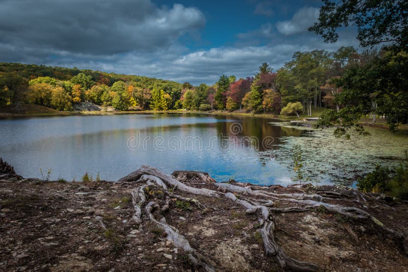 Cielo quebradizo dramático del otoño sobre el lago Tyrrel en el jardín de Innisfree, Millbrook, Nueva York imagen de archivo libre de regalías Cielo quebradizo dramático del otoño sobre el lago Tyrrel en el jardín de Innisfree, Millbrook, Nueva York imagen de archivo libre de regalías