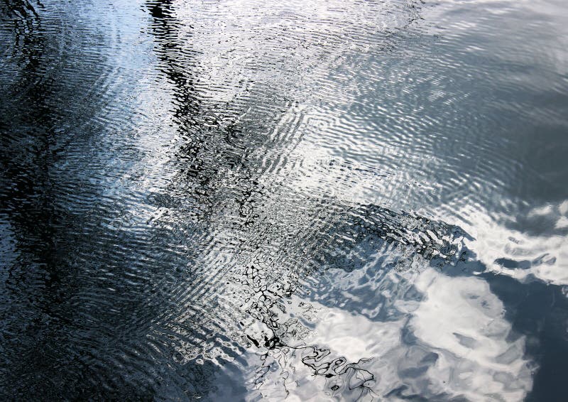 Cielo riflesso in acqua immagine stock