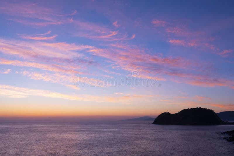 Cielo rojo al amanecer en Getaria, costa de Euskadi