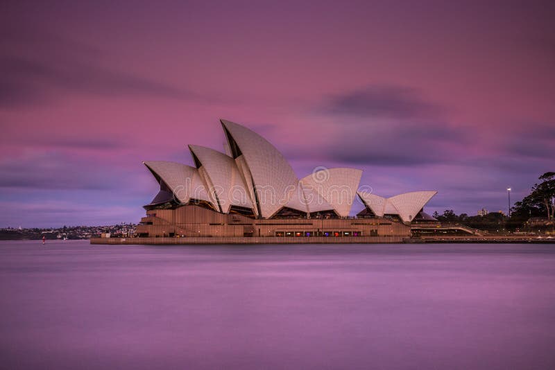 Cielo rosa variopinto sopra il bello teatro dell'opera fotografia stock Cielo rosa variopinto sopra il bello teatro dell'opera fotografia stock