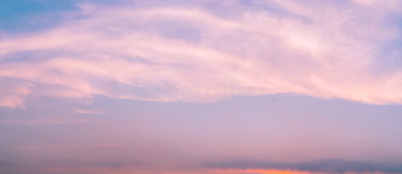 Cielo rosado dramático y fondo abstracto de las nubes Imagen del arte de la textura rosada de las nubes Cielo hermoso de la puest fotografía de archivo libre de regalías Cielo rosado dramático y fondo abstracto de las nubes Imagen del arte de la textura rosada de las nubes Cielo hermoso de la puest fotografía de archivo libre de regalías