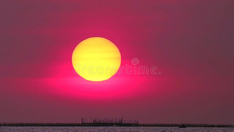 Cielo rosso supertramonto sulla nuvola in mare e su una barca da pesca che passa per il tempo.