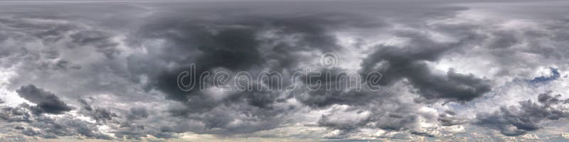 Cielo scuro con bellissime nuvole nere prima della tempesta. panorama hdri panorama con angolo di visione di 360° con zenith senza