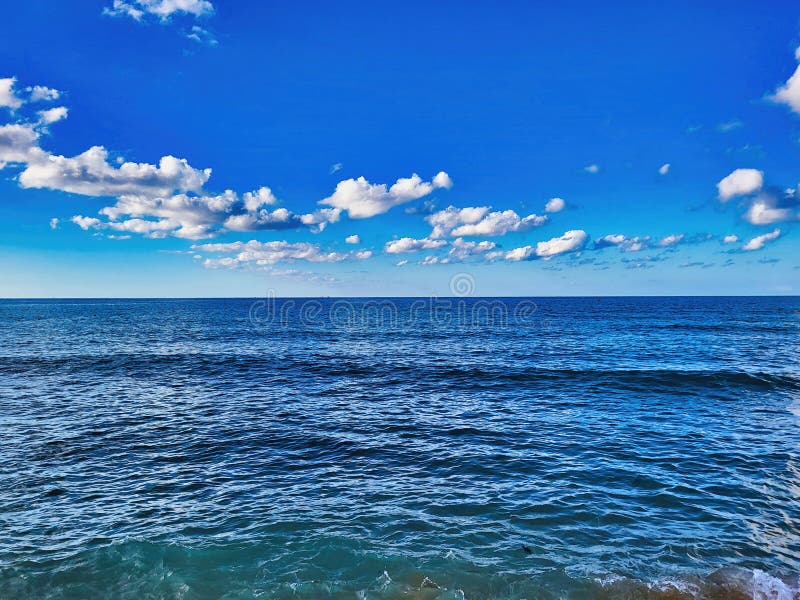 Cielo solar nube fondo mar adentro. orilla del mar con pequeñas olas. mar azul. olas de mar con cielo azul claro. pacífico océano foto de archivo