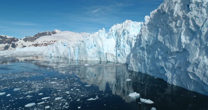 Cielo solare blu solare fuso di un massiccio ghiacciaio in antartico