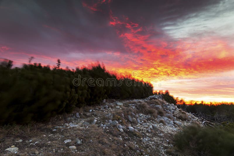 Cielo spettacolare in una mattina tempestosa fotografie stock libere da diritti Cielo spettacolare in una mattina tempestosa fotografie stock libere da diritti
