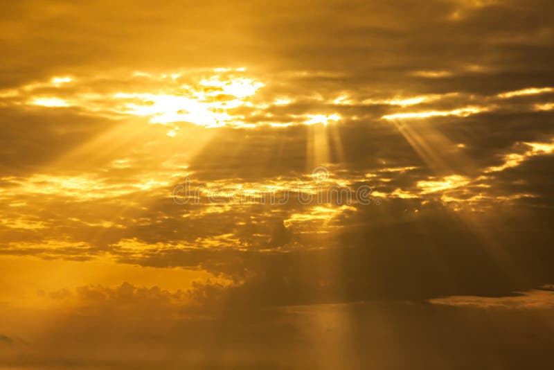 Cielo spirituale con i raggi luminosi fotografia stock libera da diritti Cielo spirituale con i raggi luminosi fotografia stock libera da diritti