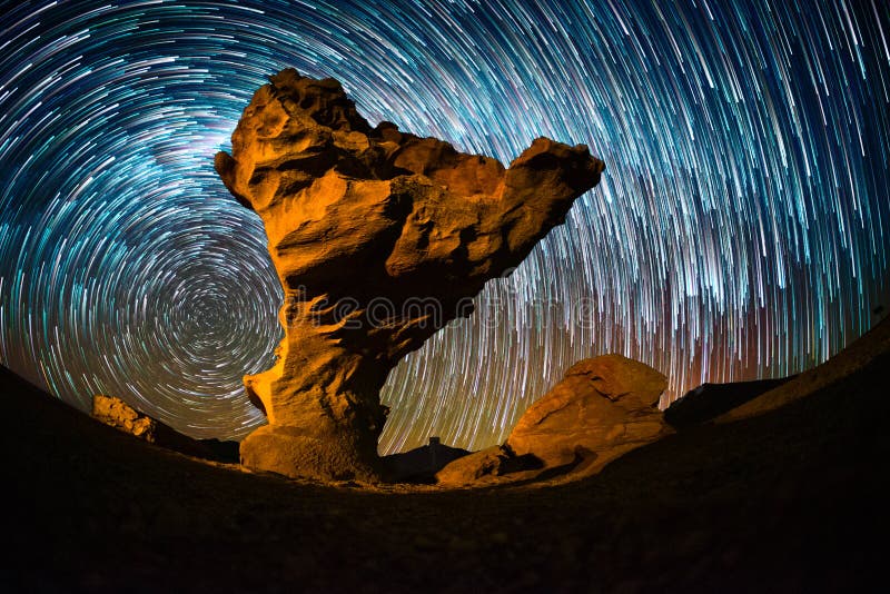 Cielo stellato con le tracce della stella fotografie stock libere da diritti Cielo stellato con le tracce della stella fotografie stock libere da diritti