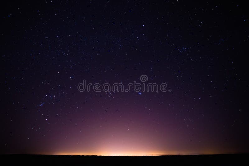 Cielo stellato di notte variopinta sopra la città gialla fotografie stock Cielo stellato di notte variopinta sopra la città gialla fotografie stock