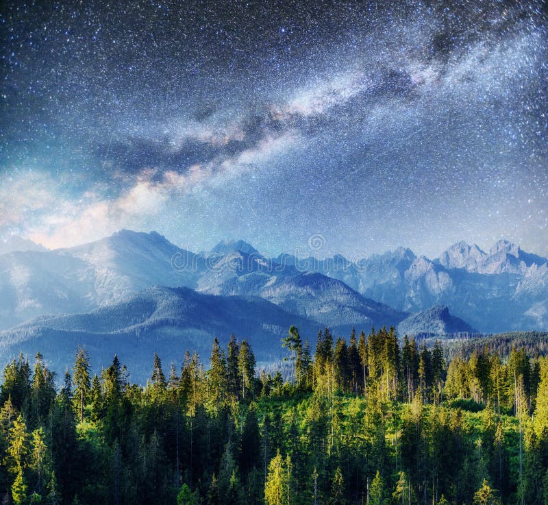 Cielo stellato e Via Lattea sopra le montagne Carpathians l'ucraina fotografie stock libere da diritti Cielo stellato e Via Lattea sopra le montagne Carpathians l'ucraina fotografie stock libere da diritti