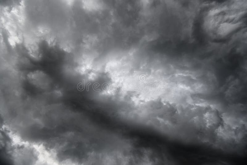 Cielo tempestoso drammatico scuro con le nuvole pesanti grige immagine stock Cielo tempestoso drammatico scuro con le nuvole pesanti grige immagine stock