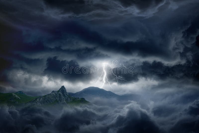 Cielo tempestoso, fulmine, montagna fotografie stock Cielo tempestoso, fulmine, montagna fotografie stock