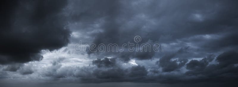 Cielo tempestuoso oscuro fotografía de archivo