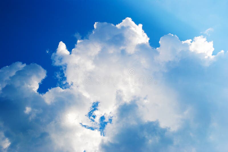 Cielo y clous azules Cielo hermoso del verano fotos de archivo libres de regalías Cielo y clous azules Cielo hermoso del verano fotos de archivo libres de regalías