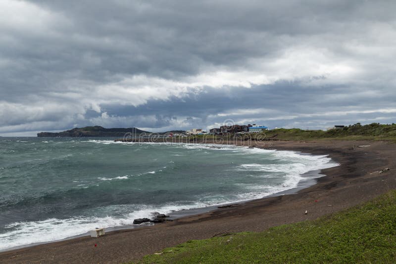Cielo y costa costa dramáticos en la isla de Jeju imagenes de archivo Cielo y costa costa dramáticos en la isla de Jeju imagenes de archivo