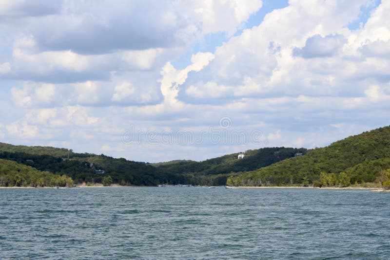 Cielos azules del lago rock de la tabla imagen de archivo Cielos azules del lago rock de la tabla imagen de archivo