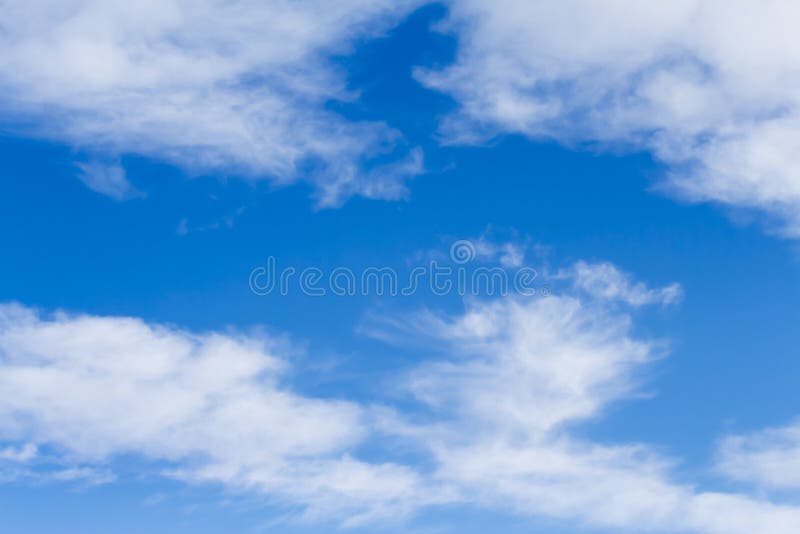 Cielos azules y altas nubes de cirro