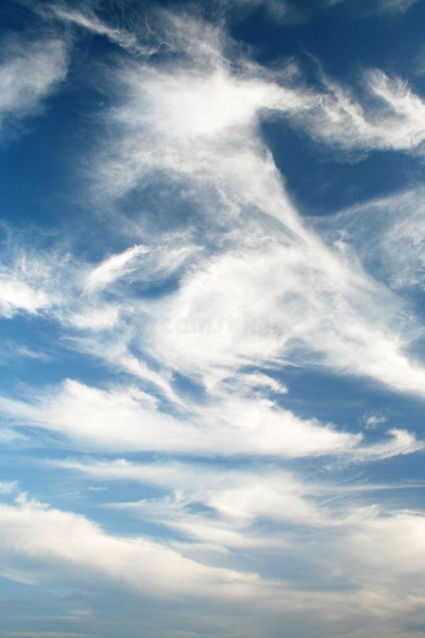 Cielos azules y nubes llamativos