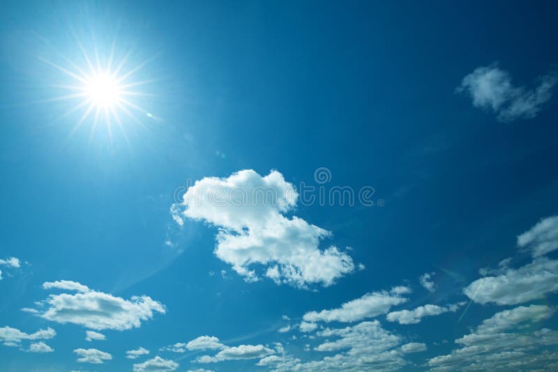 Cielos azules y sol anchos