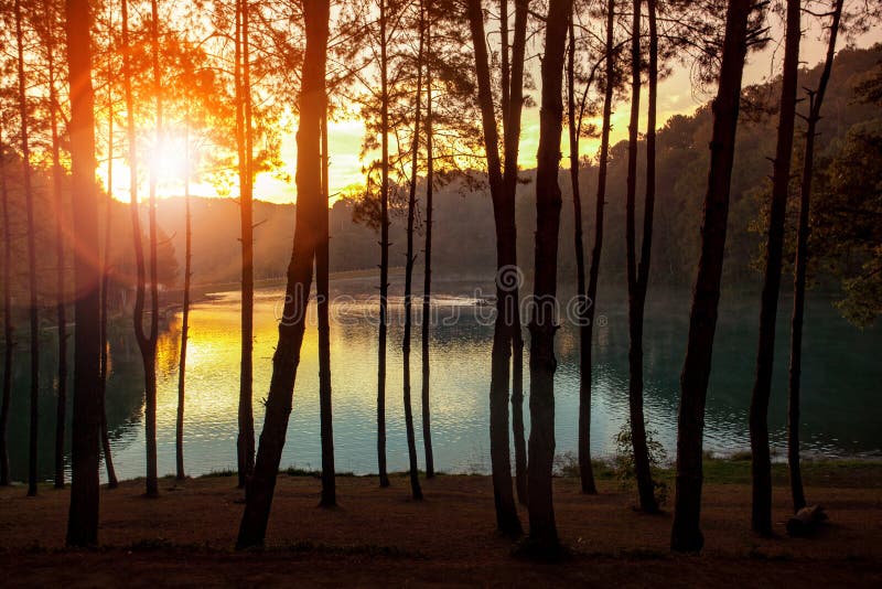 Cielos de levantamiento del sol hermoso en el meah del lago de la reserva de agua del ung de la punzada imagen de archivo Cielos de levantamiento del sol hermoso en el meah del lago de la reserva de agua del ung de la punzada imagen de archivo