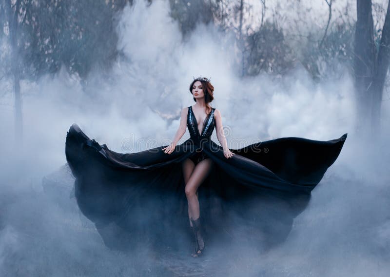 Ciemna królowa z nagimi długimi nogami, chodzi mgłę Luksusowa czerni suknia migocze w różnych kierunkach jak skrzydła