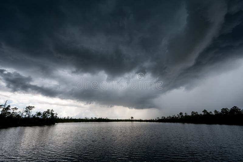 Ciemne chmury burzowe nad jeziorem sosnowym w everglades park narodowy florida. zdjęcia royalty free