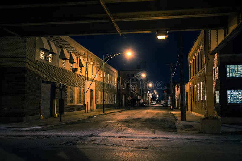 Ciemnego i niesamowitego Chicagowskiego miastowego miasta nocy uliczna sceneria obraz stock